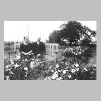 072-0006 Das Ehepaar Ernst und Maria Naujok im September 1939 in ihrem Garten.jpg
